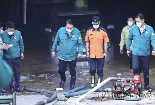 윤석열 대통령이 7일 오후 제11호 태풍 힌남노로 피해를 입은 경북 포항시 한 아파트 지하 주차장을 방문, 상황을 점검하고 있다.[대통령실통신사진기자단]